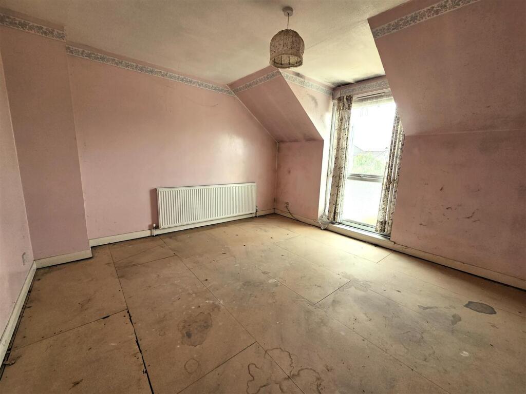 11 Cowley Way - Bed 1.jpg