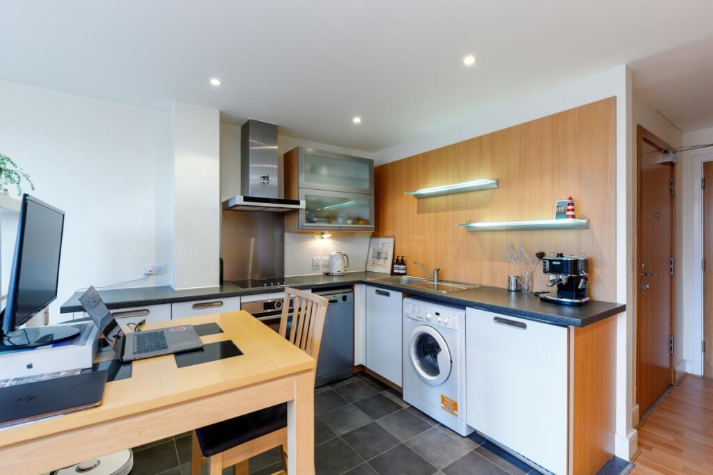 Axis Court F25 (0...