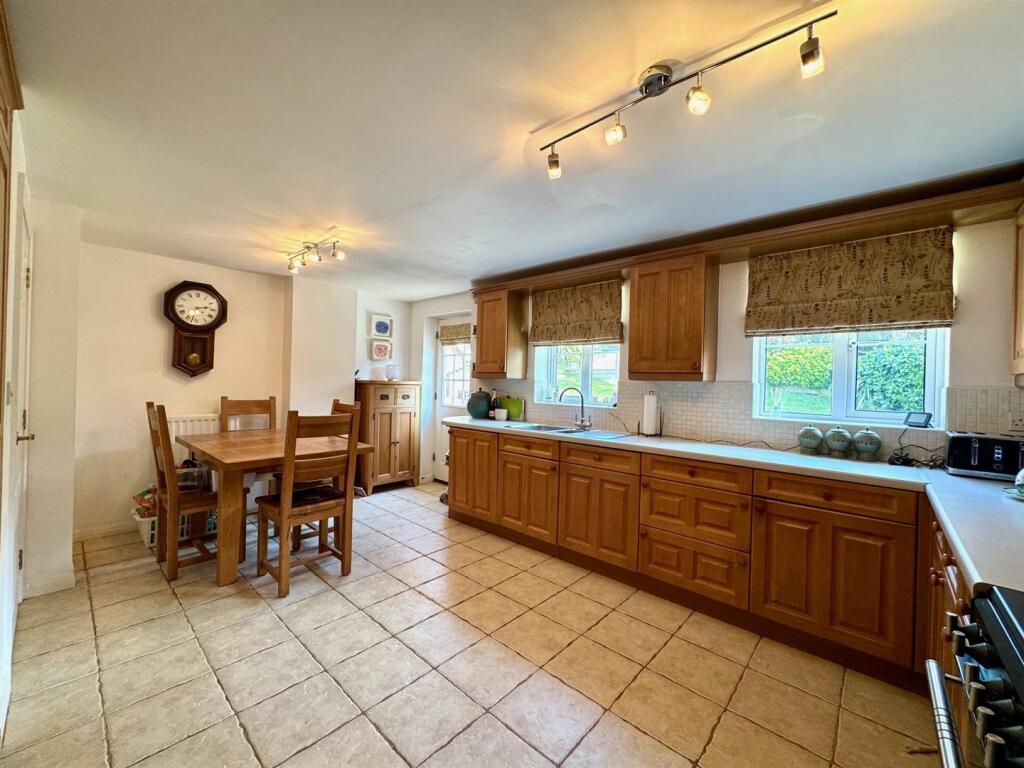 KITCHEN/BREAKFAST ROOM