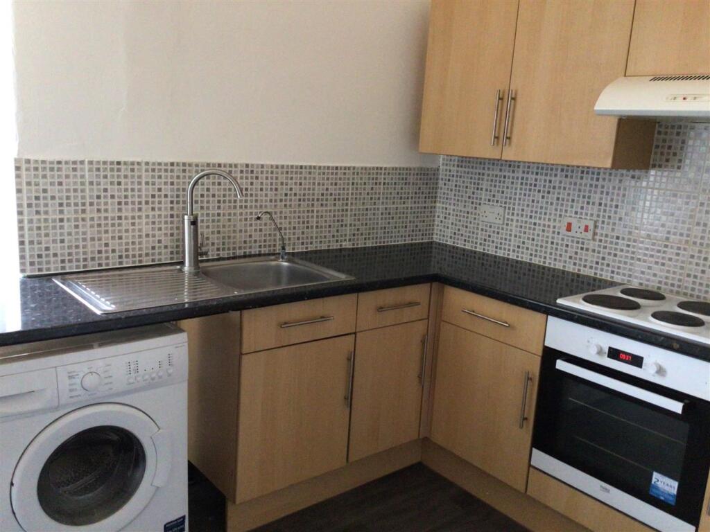 Flat 4, 8 Park Road m- kitchen.jpg