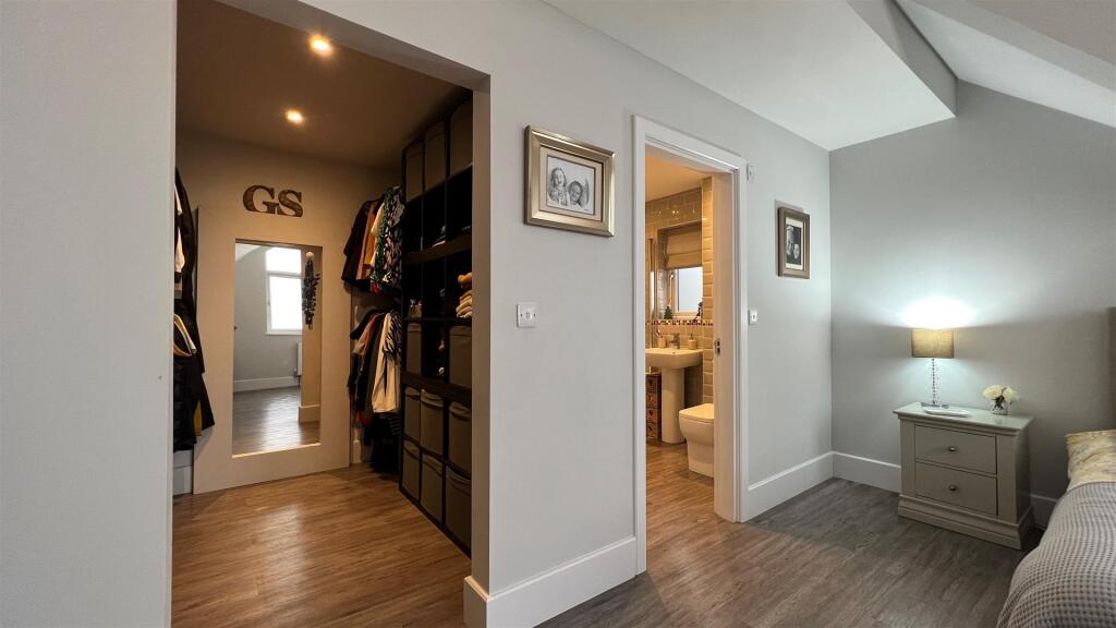 Main bedroom walk in wardrobe &amp; ensuite