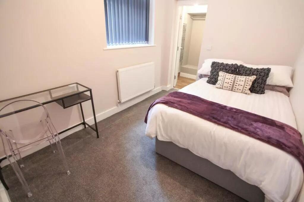 A cozy double bedroom featuring a comfortable d...