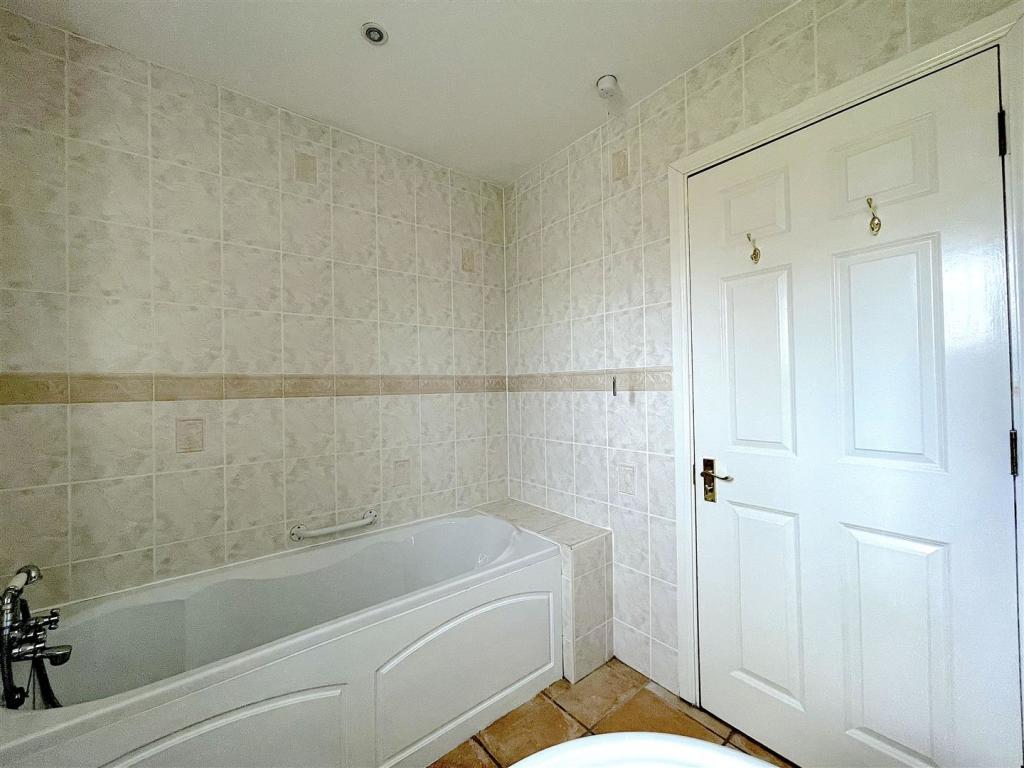 Family Bathroom (2).jpeg