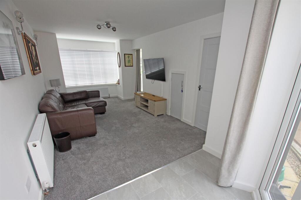 Living room b.jpg