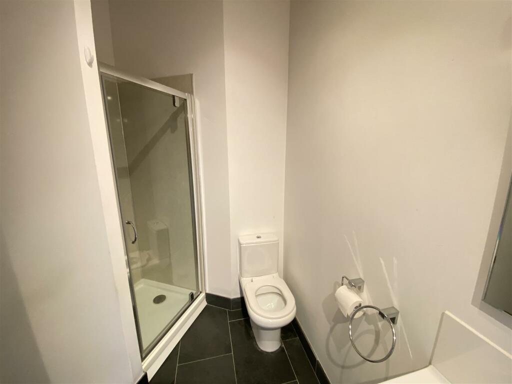 En suite to Bedroom 4