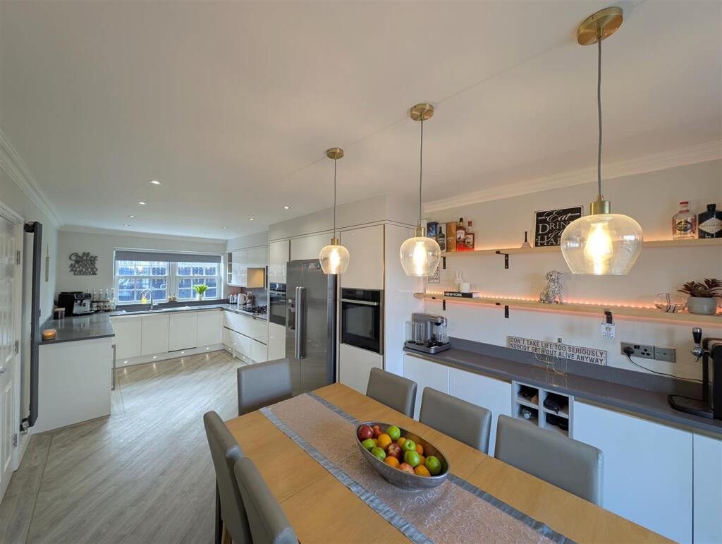 Kitchen/ Dining Room