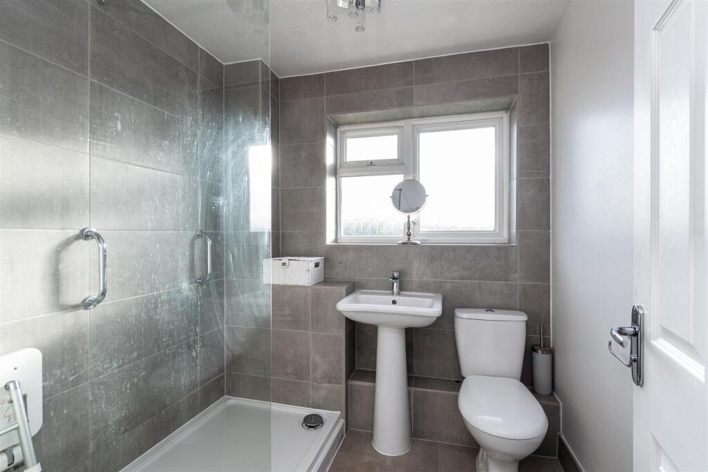 48 Sandown Road bathroom1.jpg