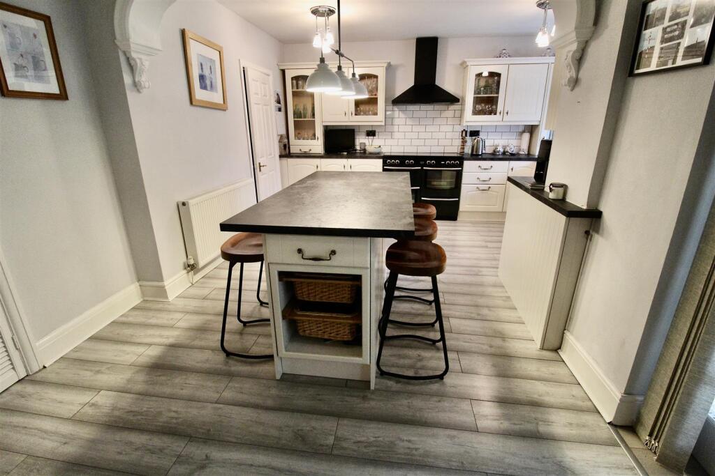 L-Shaped Kitchen/Dining Room