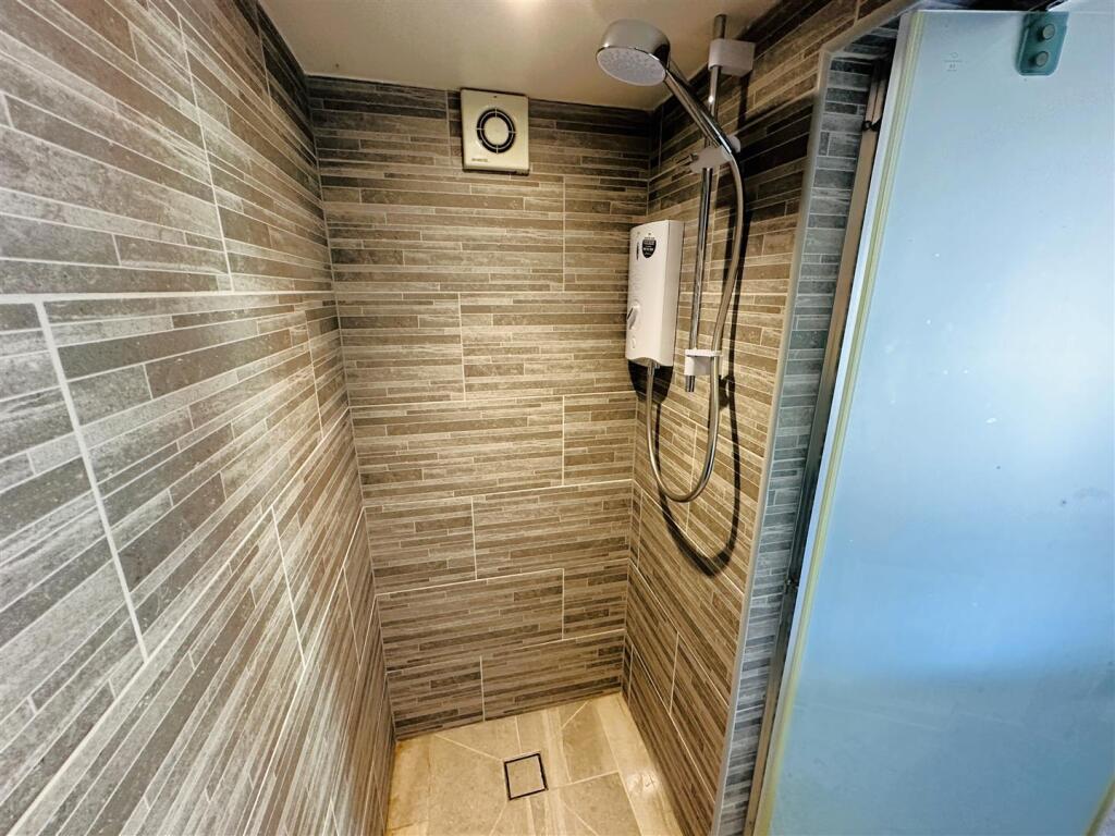 SHOWER ROOM.jpg