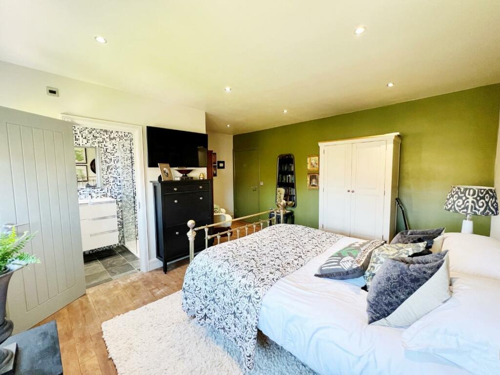 Bedroom 1 pic 5.jpg