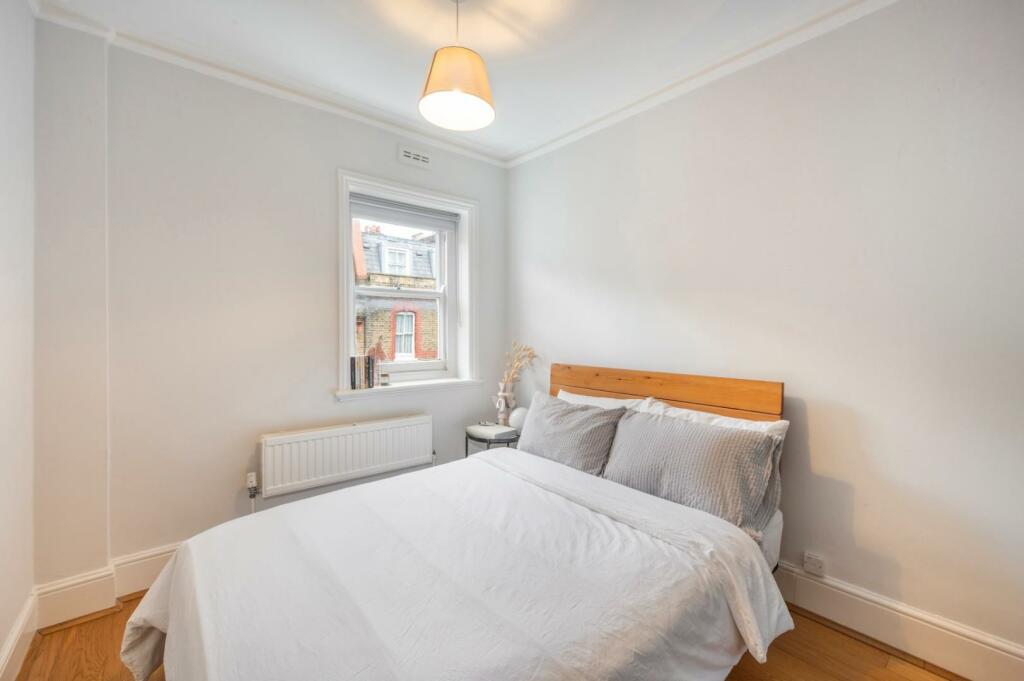 bedroom (2).jpg