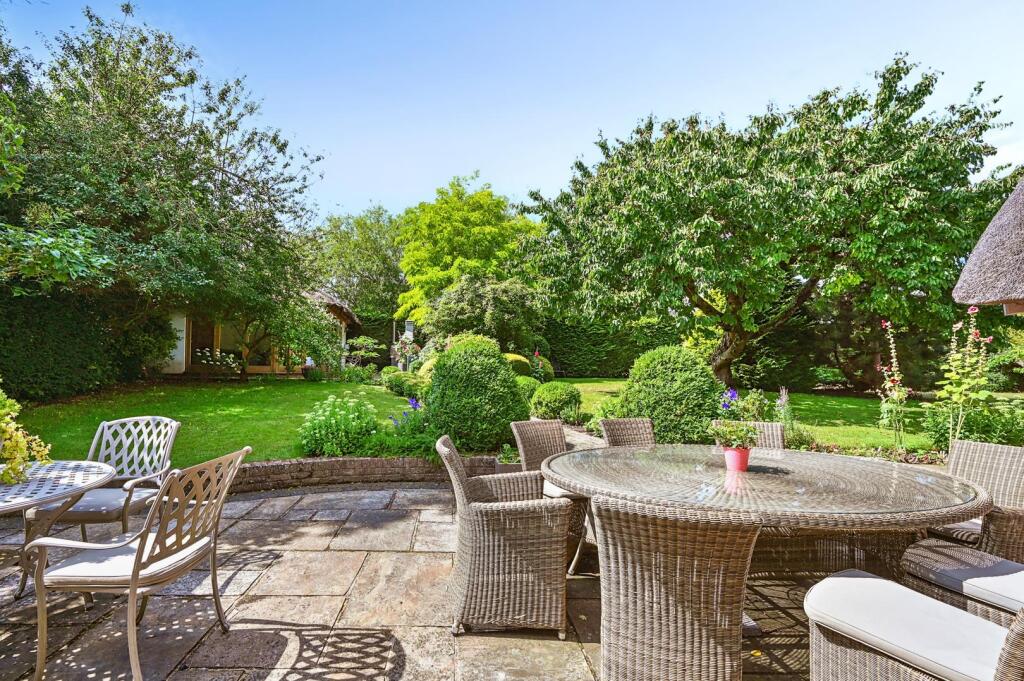 Tickham Cottage ME90HS (40).jpg