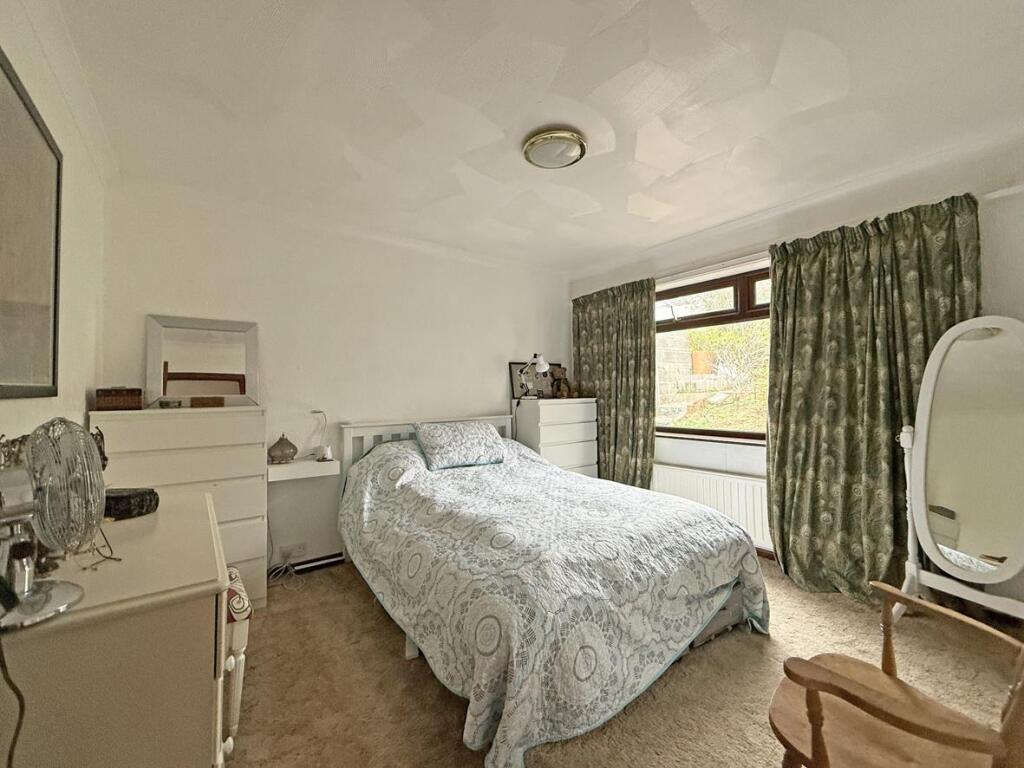 Combley Drive 9 - Bed 1.jpg