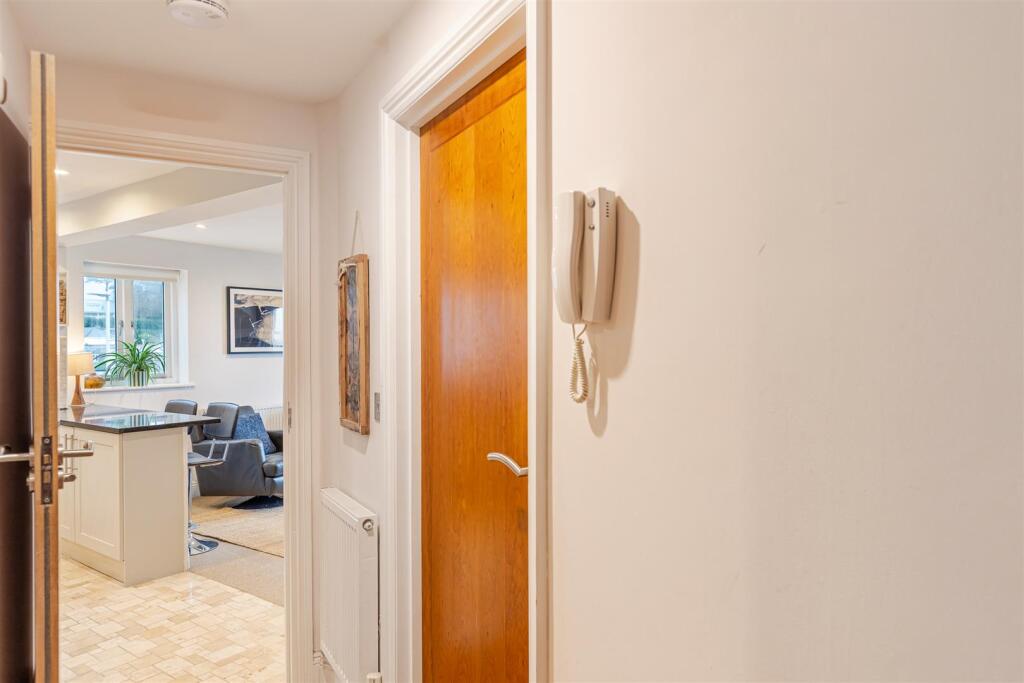 A22 - 6 Endsleigh Court, Stoke Fleming - 251111.jp