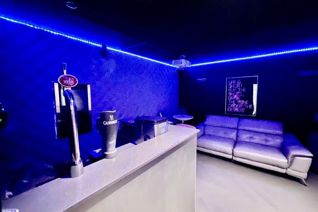Bar &amp; Cinema Room 