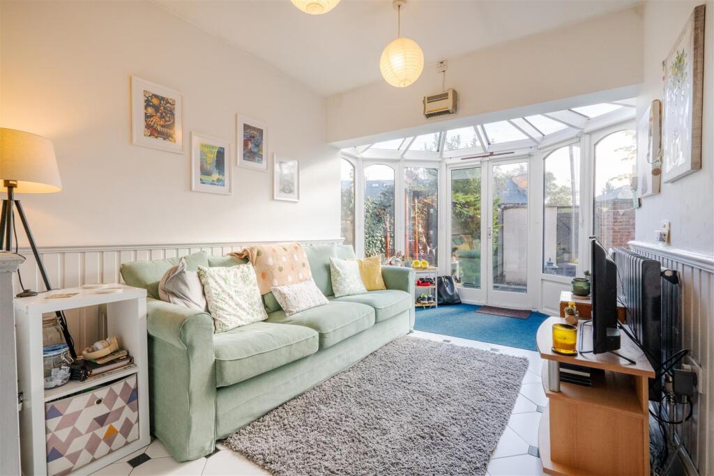 433A Glossop - Sitting area