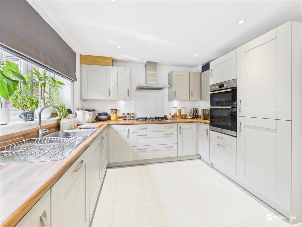 OPEN PLAN KITCHEN / DINING / DAY ROOM