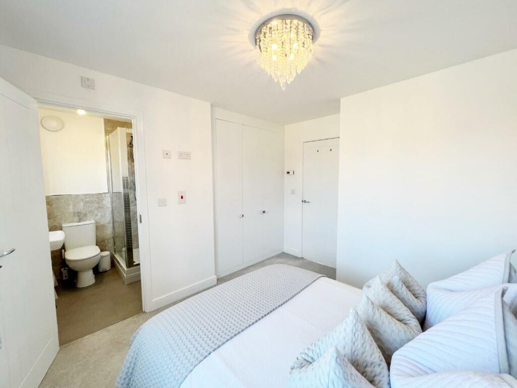Bedroom 1 pic 2.jpg