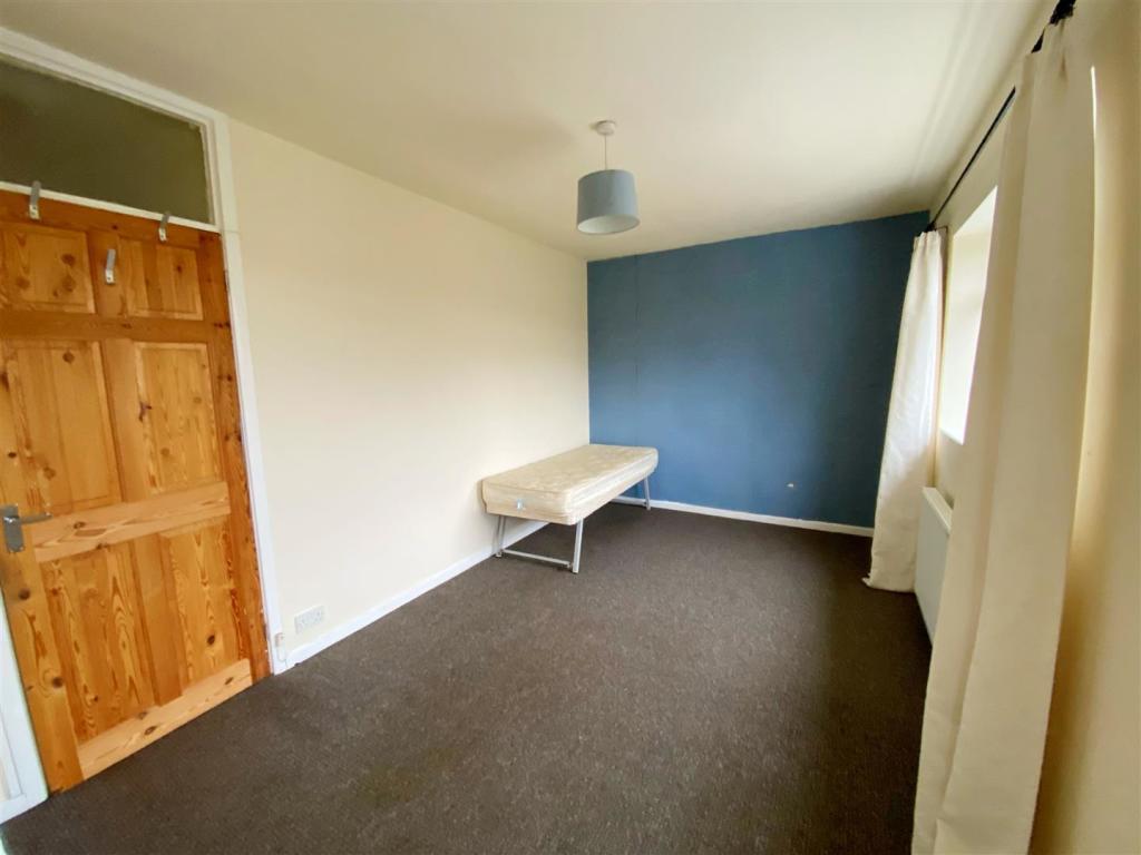 Bedroom 1 pic 1.jpg