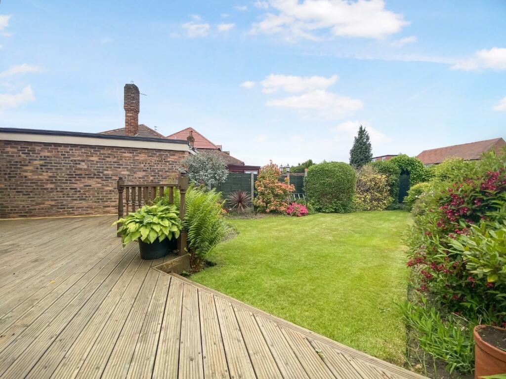 Garden / Decking Area