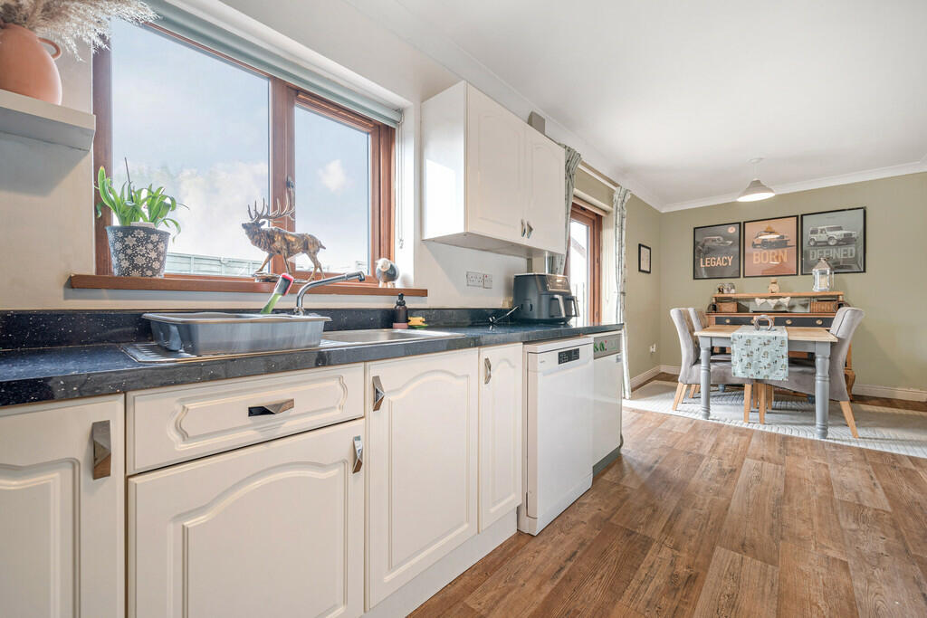 Kitchen/ Dining R...