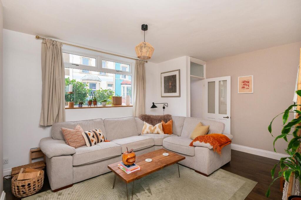 7W0STN - Living Room C.jpg