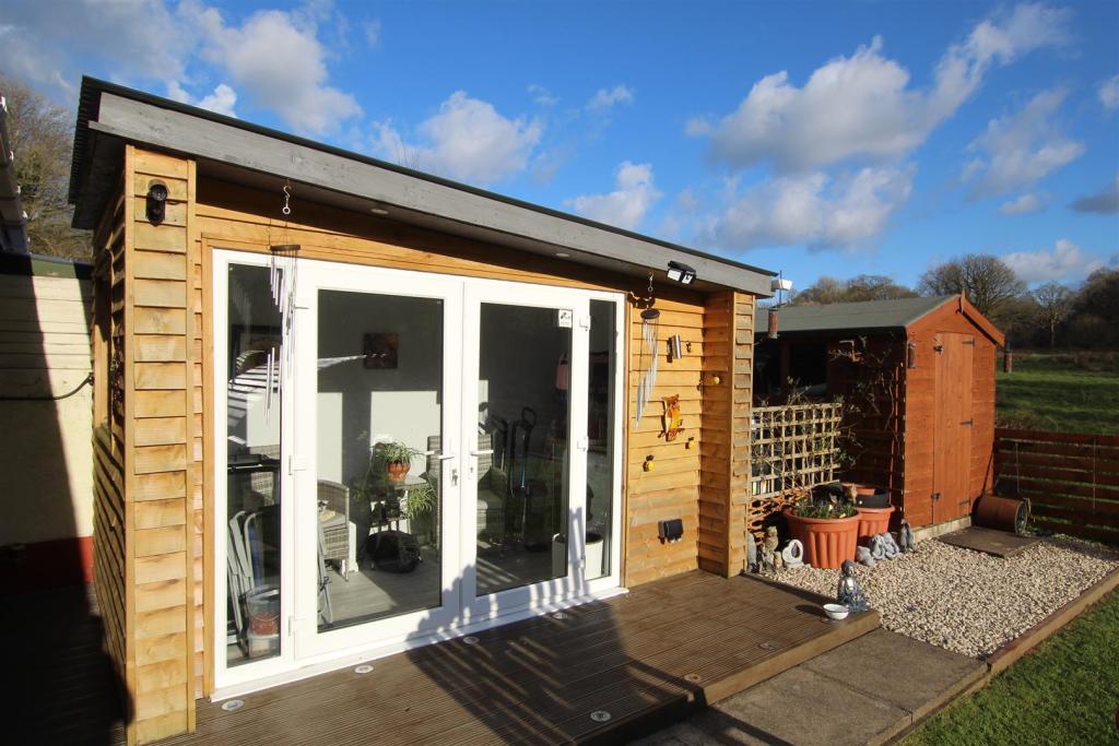 FEATURE GARDEN STUDIO