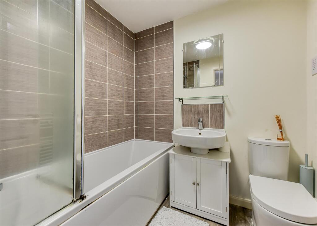 4 Marl Way-bathroom.jpg