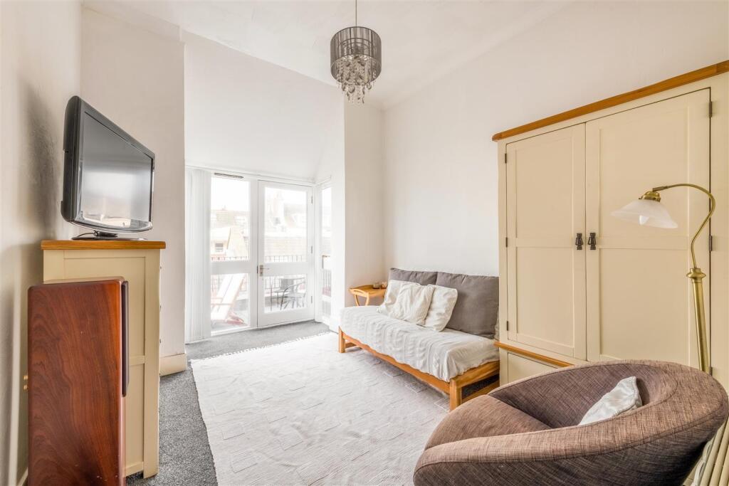 Flat 5, 47 Brunswick Place-7.jpg