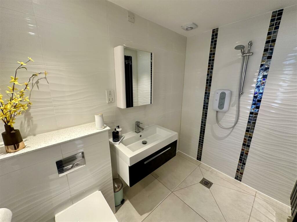GROUND FLOOR SHOWER ROOM
