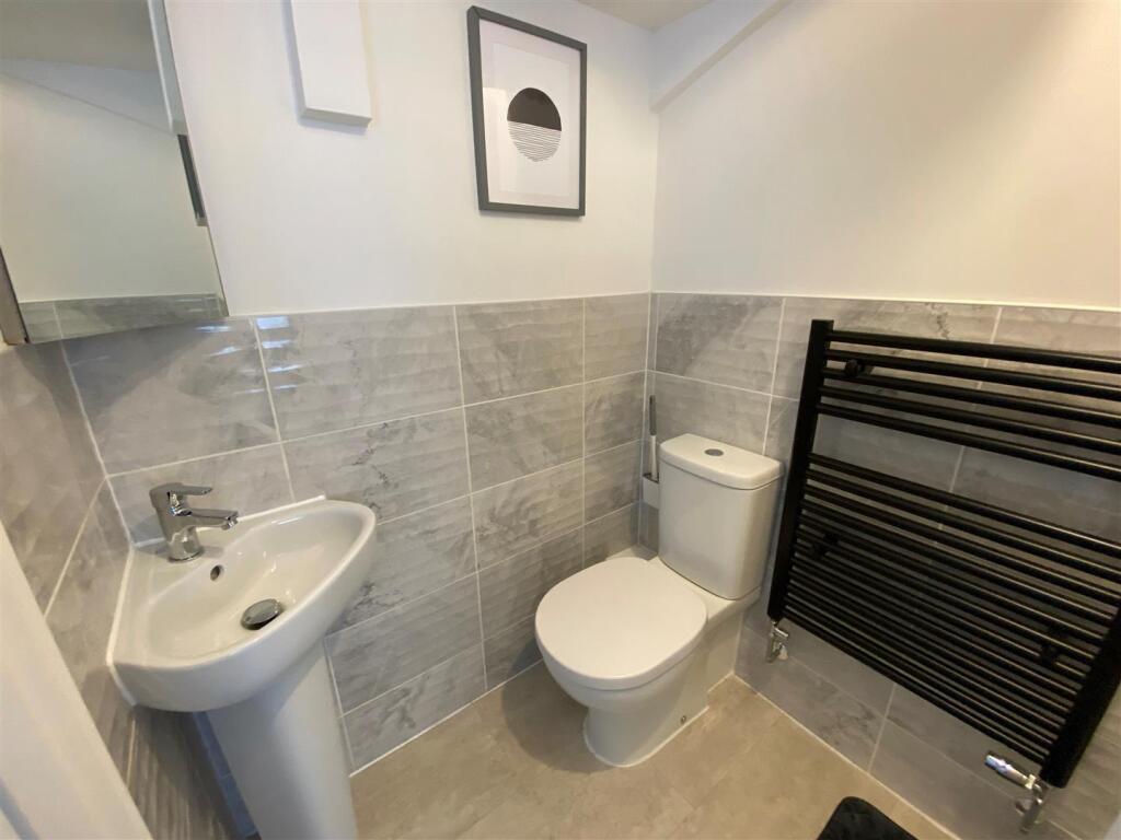 34 Ffordd Darwin - en suite.jpg