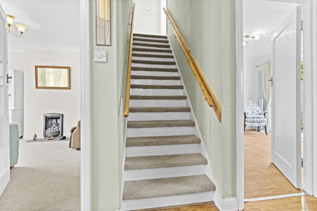 entrance hall #2.jpg