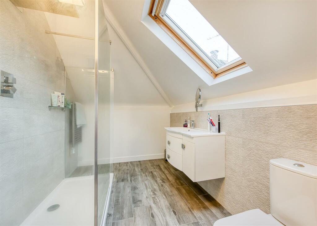 59 Elliotts Lane-bed1 ensuite.jpg