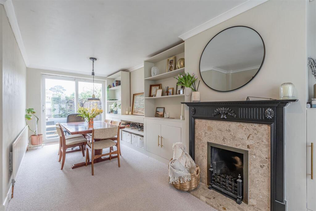 12 Gaveston Close, Byfleet, KT14 7HE - 20.jpg