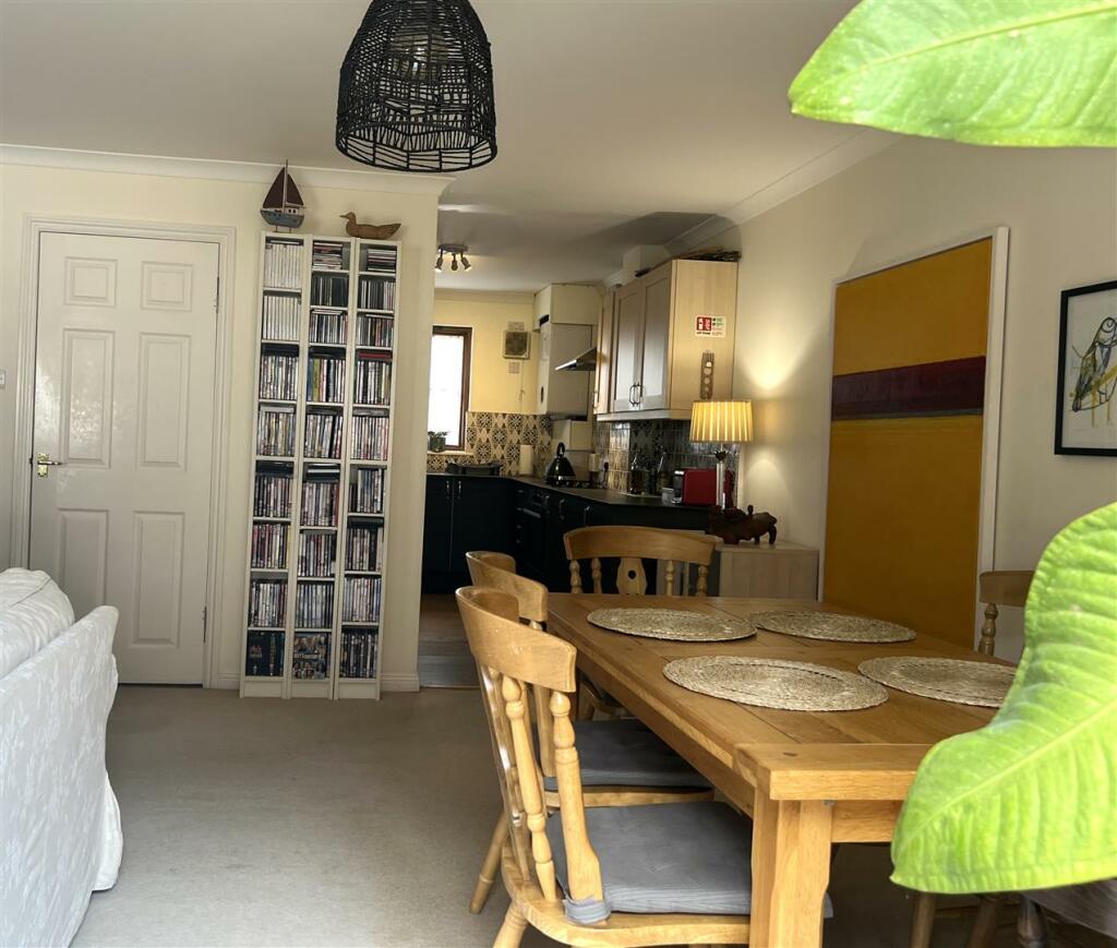 Lounge/Dining Room