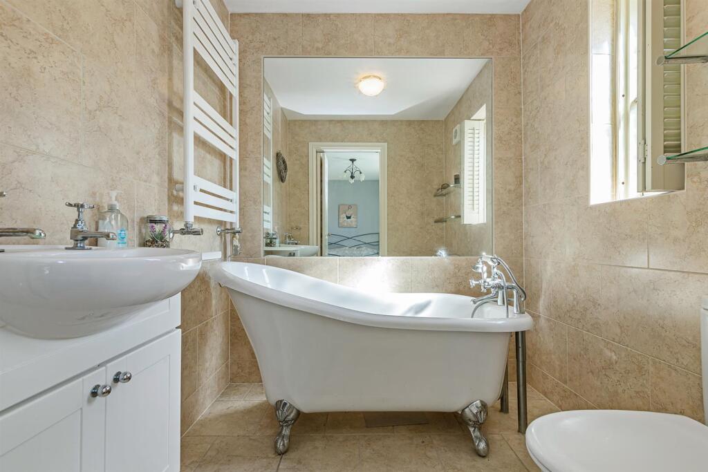 Master Bedroom - En Suite Bathroom.jpg
