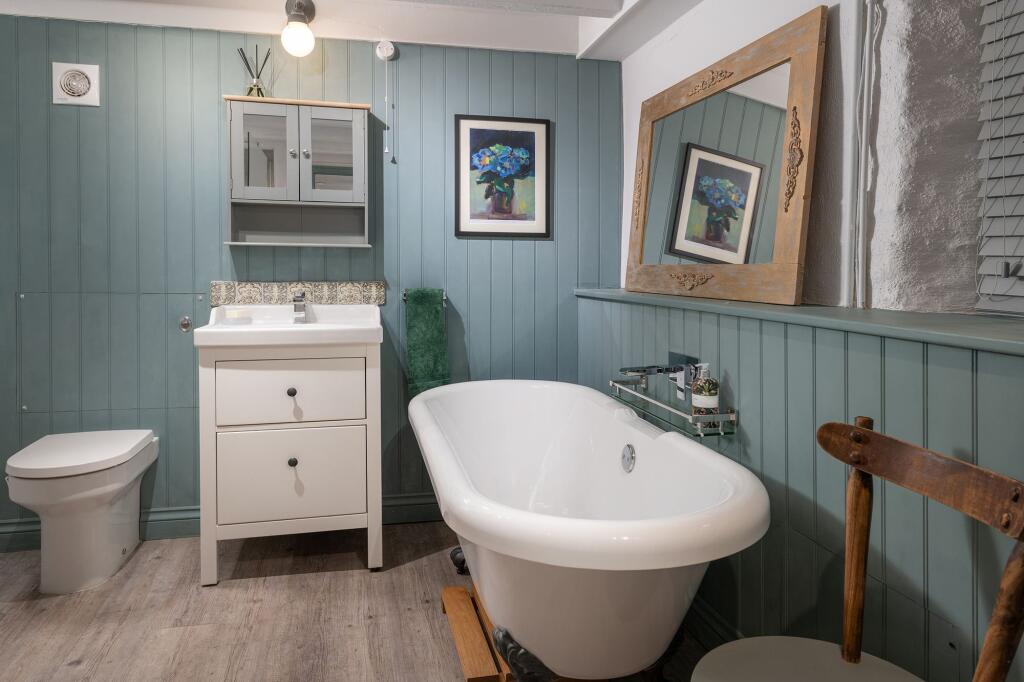 Old Assembly Rooms, Slapton Ground Floor Bathroom