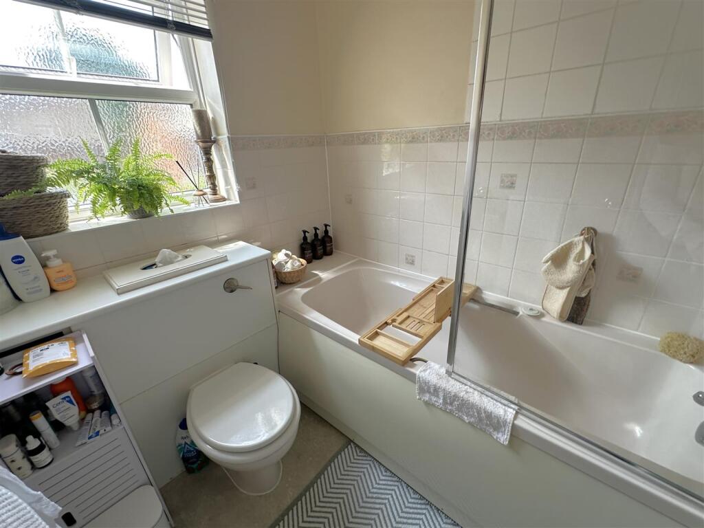 Family bathroom.JPG