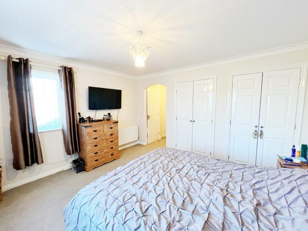 Bedroom 1 pic 3.jpg