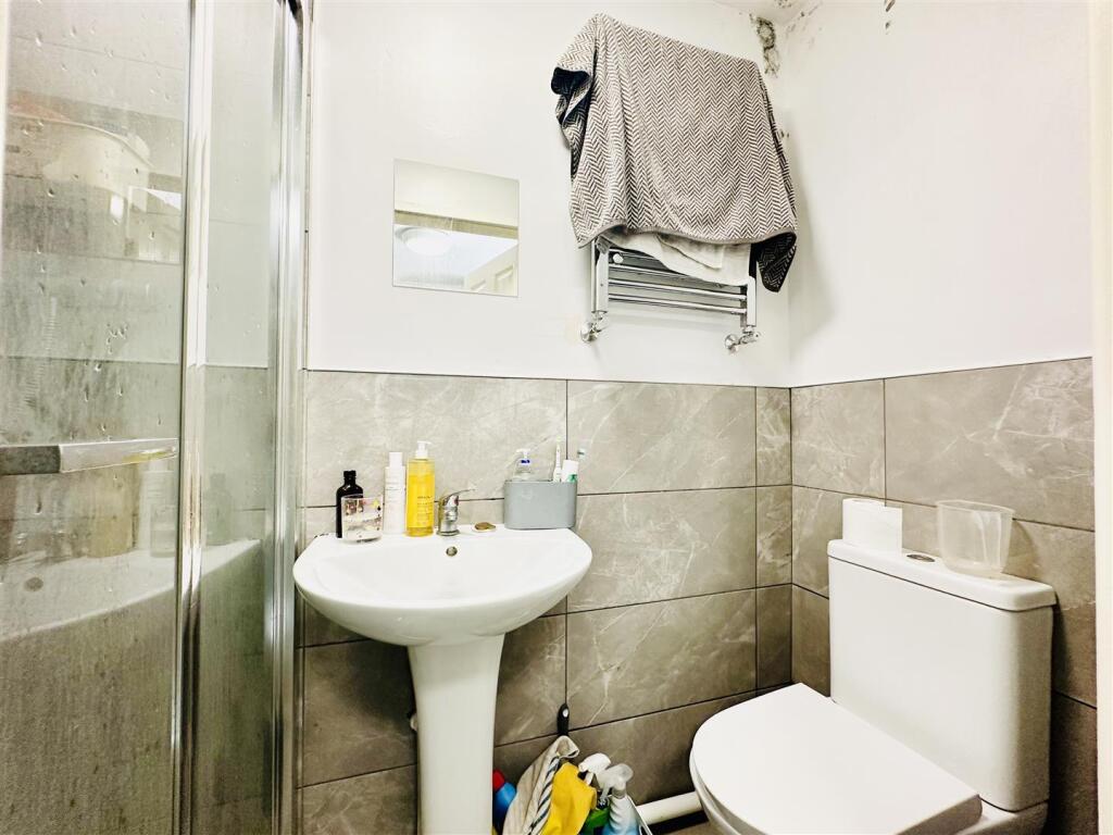 En suite to bedroom 2