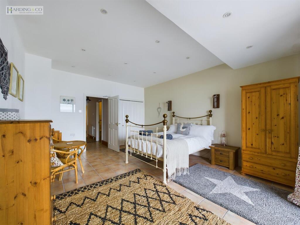 Bedroom 1.jpg