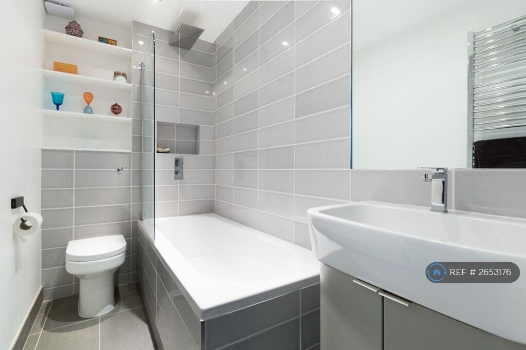 Master Bedroom 1 Ensuite With Bath And Shower