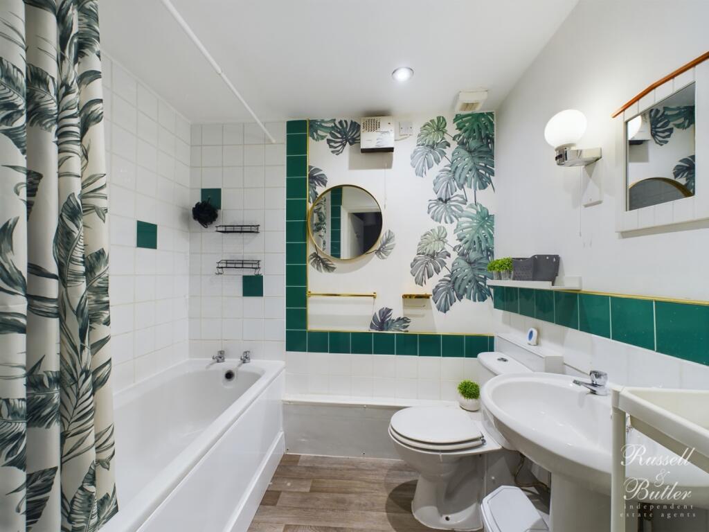 CAM01995G0-PR0227-STILL018