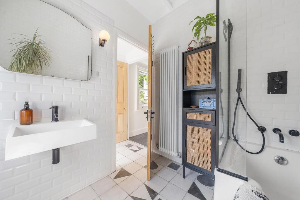 Bathroom (2).JPG