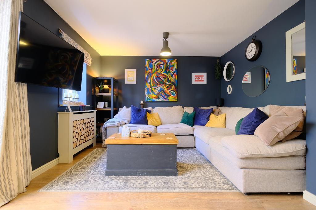 Sitting room, doors to conservatory