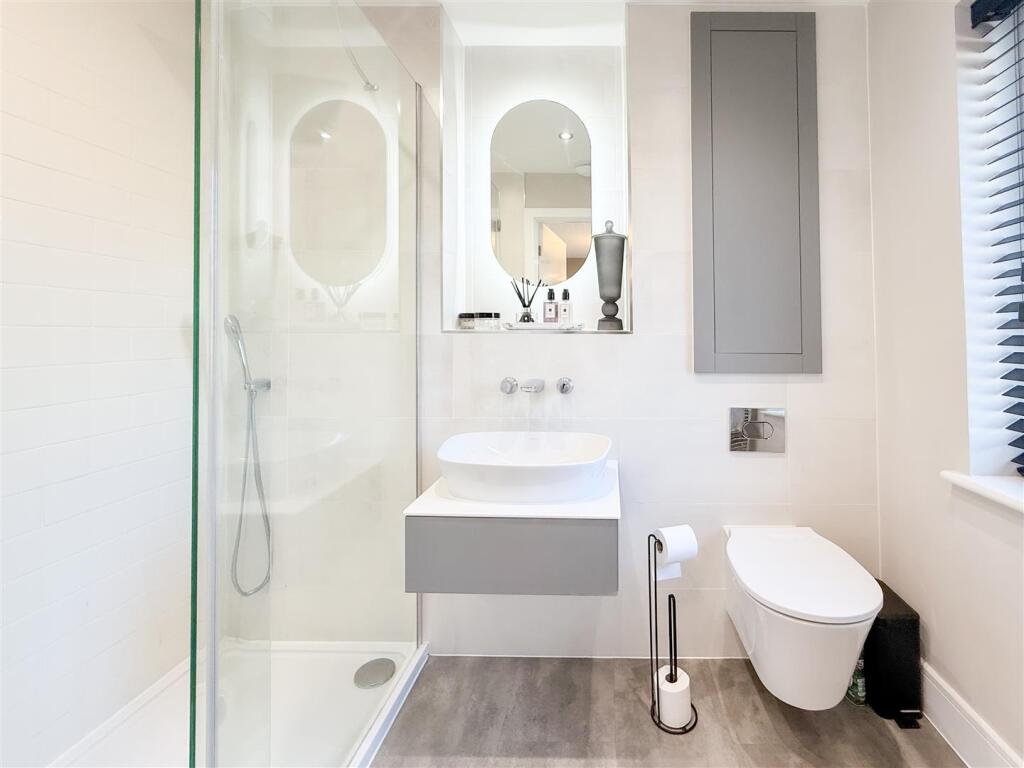 FAMILY BATHROOM/W.C.