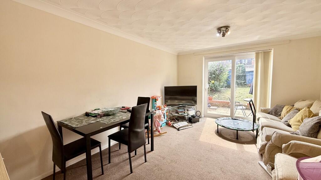 Lounge/dining roo...