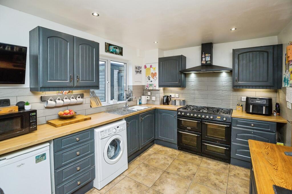 Kitchen/ Dining Room