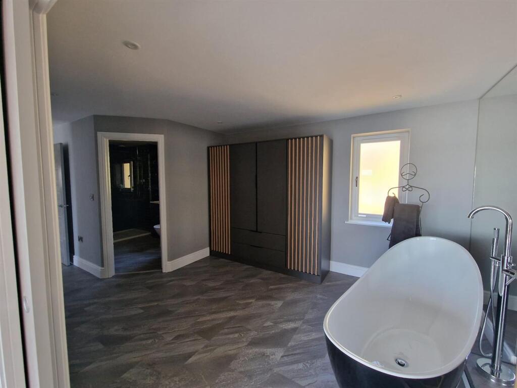 whitewings master bathroom.jpg