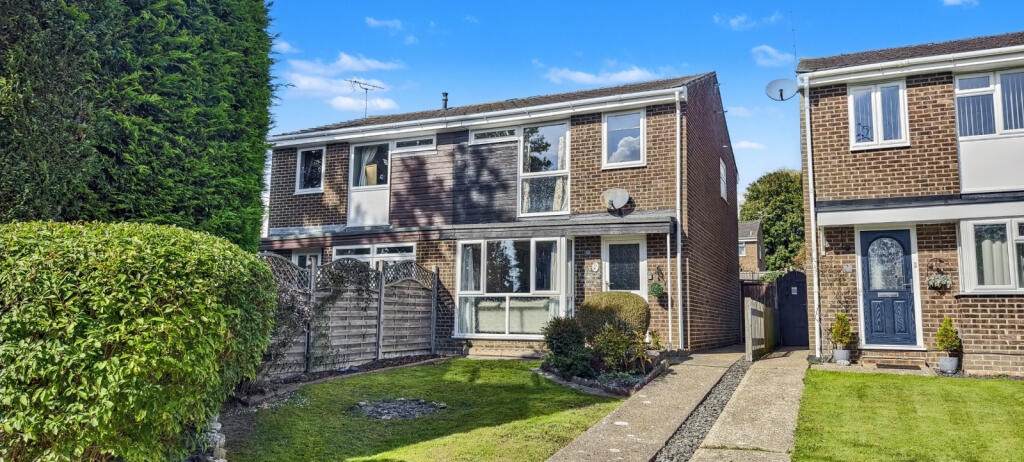 Three bedroom semi-detached family home in Crawle